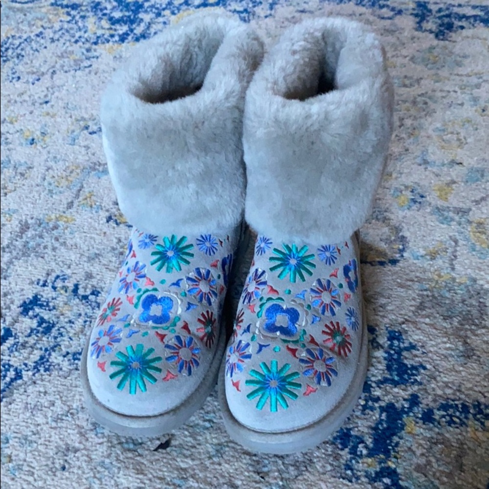 Embroidered gray fur uggs